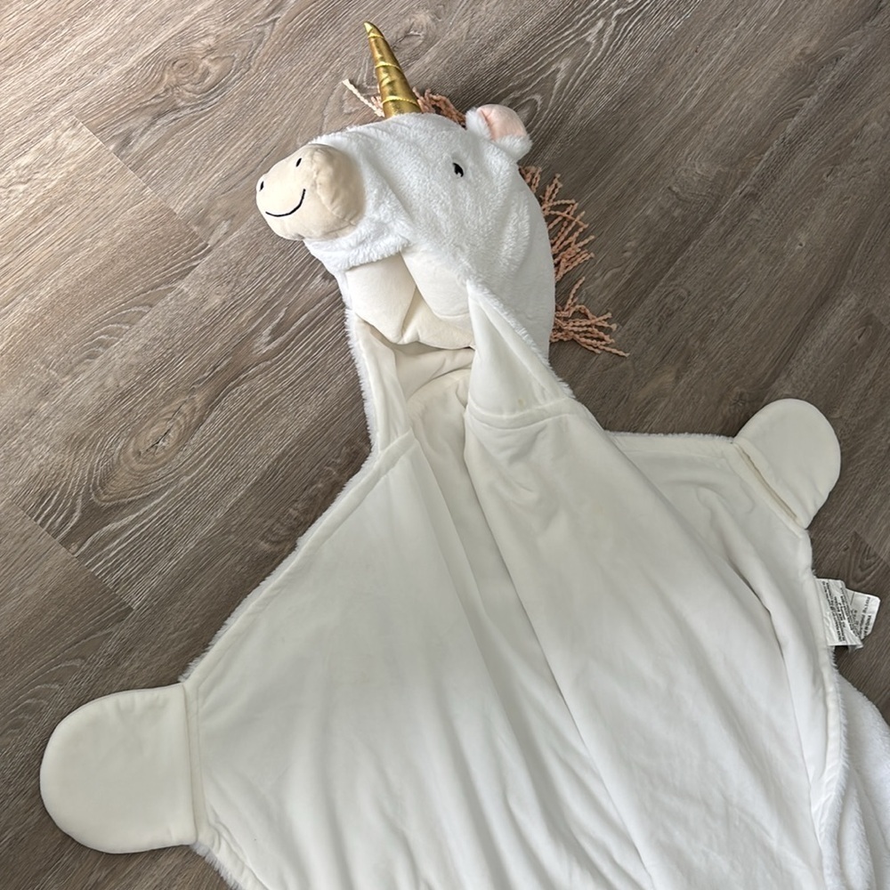 Pillowfort White Unicorn Hooded Blanket🎉 - Picture 6 of 7